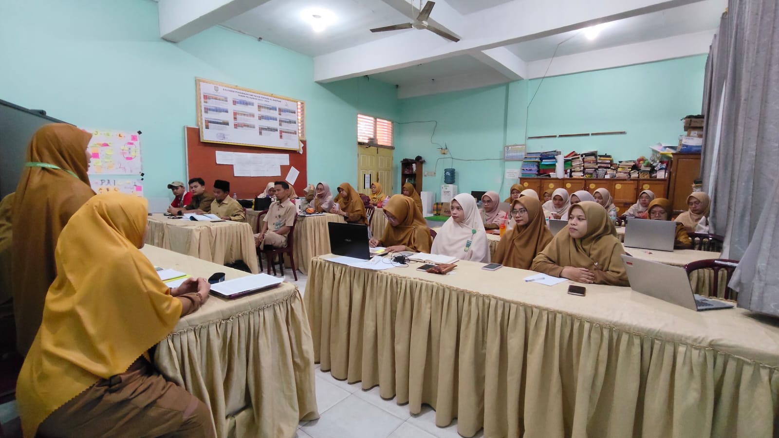 Rapat Kelulusan Kelas IX SMP IT Al-Kautsar TP. 2025/2026 Berlangsung Khidmat dan Penuh Tanggung Jawab Rapat Kelulusan Kelas IX SMP IT Al-Kautsar TP. 2025/2026 Berlangsung Khidmat dan Penuh Tanggung Jawab